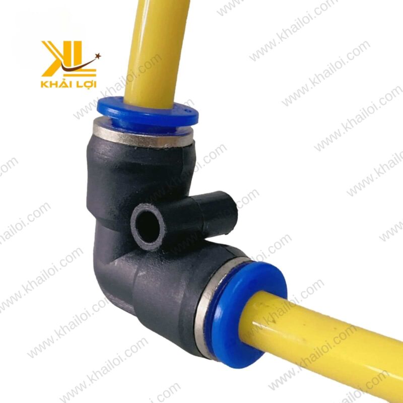 Co Nối 2 Đầu Ống Khí Nén PV kết nối với hai đoạn ống khí nén trong một hệ thống hoạt động, mô phỏng cách sử dụng thực tế.