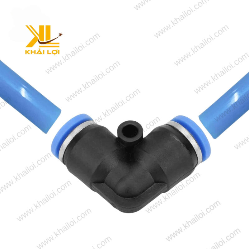 Hình ảnh Co Nối 2 Đầu Ống Khí Nén PV được kết nối với hai đoạn ống khí nén, mô phỏng trạng thái sử dụng thực tế.
