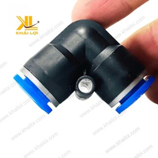 Co Nối 2 Đầu Ống Khí Nén PV trong tay người sử dụng, cho thấy kích thước thực tế và tính dễ dàng khi thao tác.