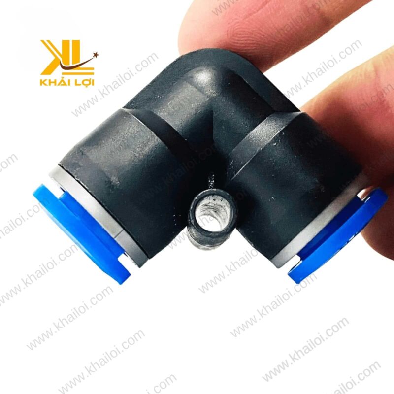 Co Nối 2 Đầu Ống Khí Nén PV trong tay người sử dụng, cho thấy kích thước thực tế và tính dễ dàng khi thao tác.