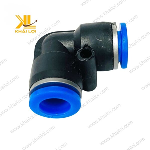 Co Nối 2 Đầu Ống Khí Nén PV trong tay người sử dụng, cho thấy kích thước thực tế và tính dễ dàng khi thao tác.