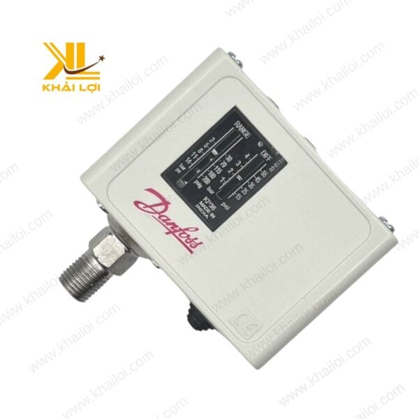 Cận cảnh thiết kế công tắc áp suất Danfoss với độ chính xác cao.