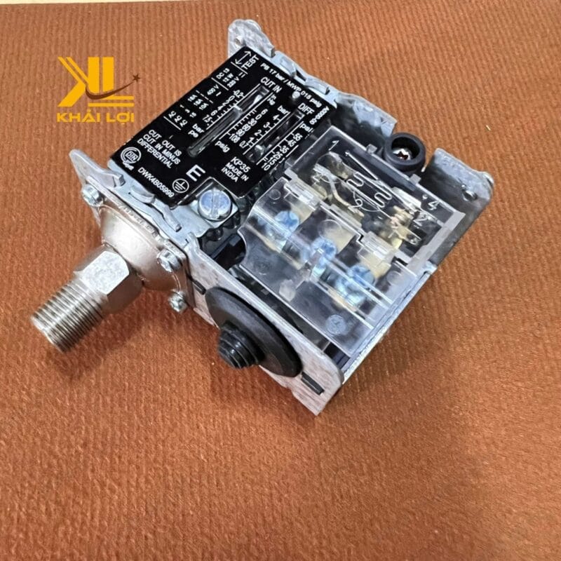 Cận cảnh tiếp điểm điện bên trong công tắc áp suất Danfoss.