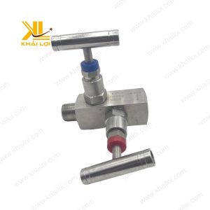 Cụm van kim inox bắt đế trên nền trắng, nổi bật thân inox.