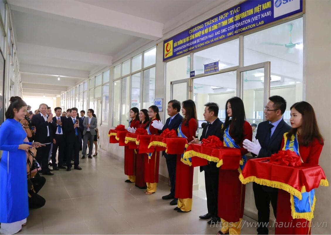 Dai hoc Cong nghiep Ha Noi nhan tai tro thiet bi Phong thuc hanh SMC Automation Lab