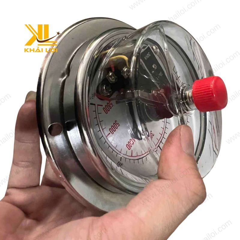 Sản phẩm đồng hồ 3 kim chân sau dầu PVN từ Khải Lợi, phù hợp cho đo áp suất trong các hệ thống công nghiệp.