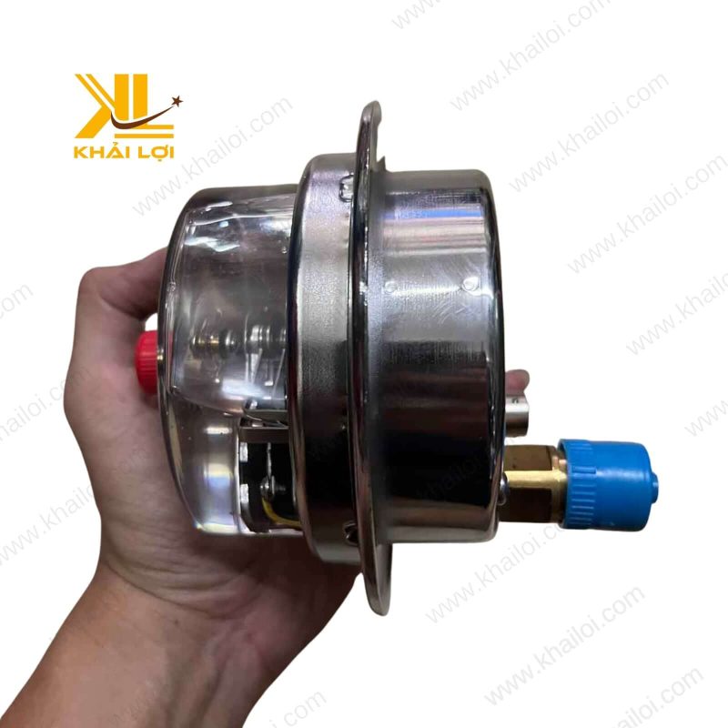 Đồng hồ 3 kim chân sau dầu PVN với vỏ kim loại chống ăn mòn và độ bền cao.