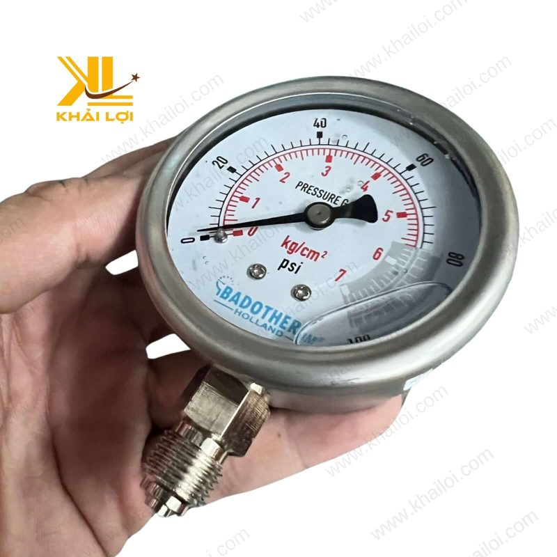 Hình ảnh đồng hồ áp suất HOLLAND trong hệ thống vận hành áp suất cao và nhiệt độ khắc nghiệt.