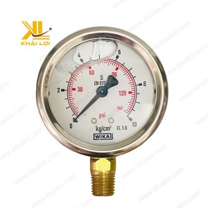 Đồng hồ áp suất dầu WIKA trên nền trắng, nổi bật vỏ inox sáng bóng.