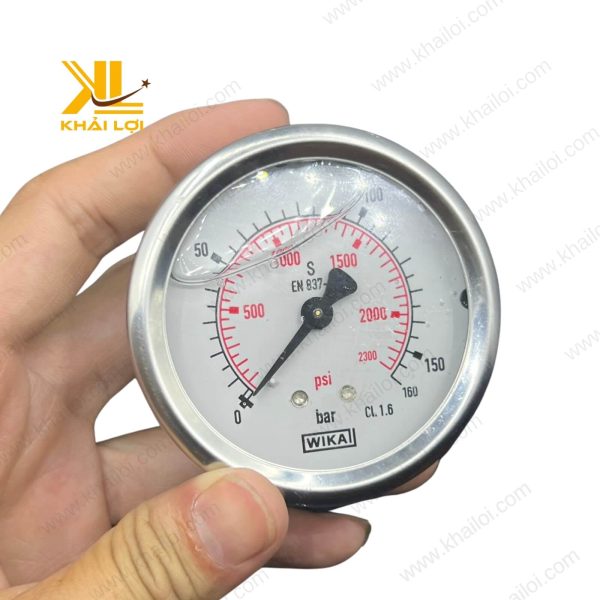 Hình ảnh cận cảnh mặt đồng hồ WIKA, kim chỉ sắc nét.