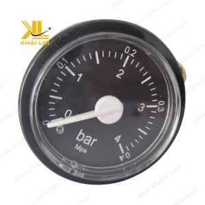 Hình ảnh cận cảnh mặt đồng hồ Y40, kim chỉ sắc nét.