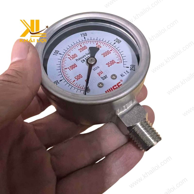Cận cảnh mặt đồng hồ áp inox WISE với thiết kế sắc nét và kim chỉ áp suất rõ ràng.