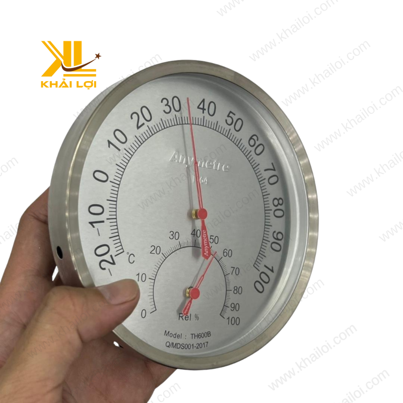 Góc chụp nghiêng của đồng hồ đo nhiệt độ độ ẩm TH600B, nhấn mạnh độ mỏng và tinh tế.