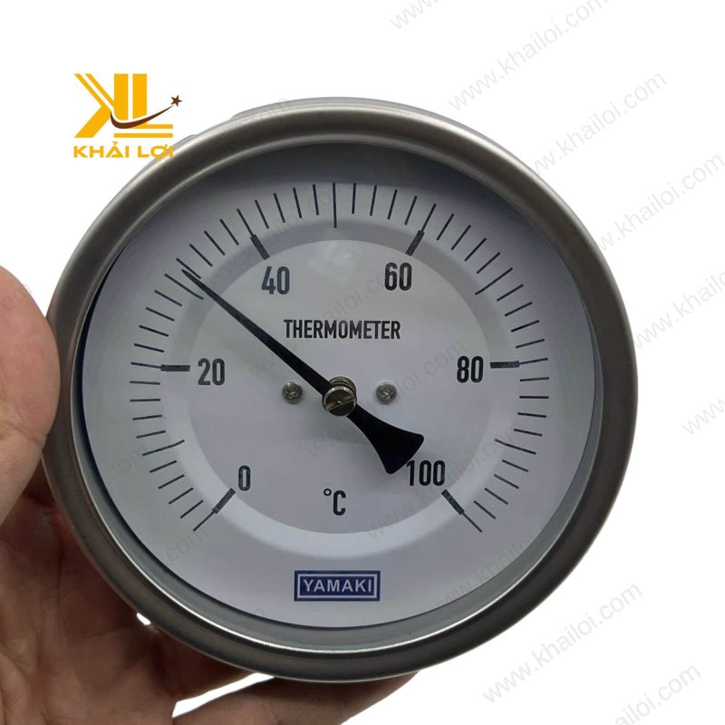 Cận cảnh kim chỉ nhiệt độ của đồng hồ Yamaki với độ chính xác cao.