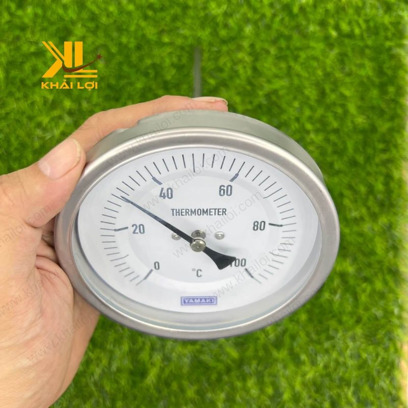 Góc nhìn nghiêng của đồng hồ nhiệt độ Yamaki, làm nổi bật thiết kế chân sau.