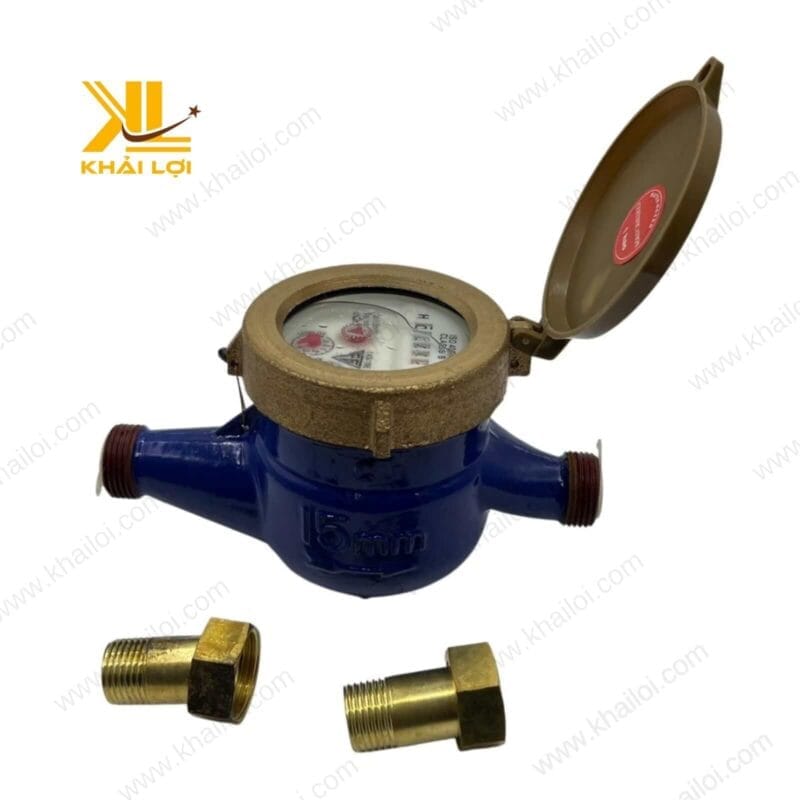 Góc chụp nghiêng của đồng hồ nước, làm nổi bật chi tiết kết nối ren chắc chắn
