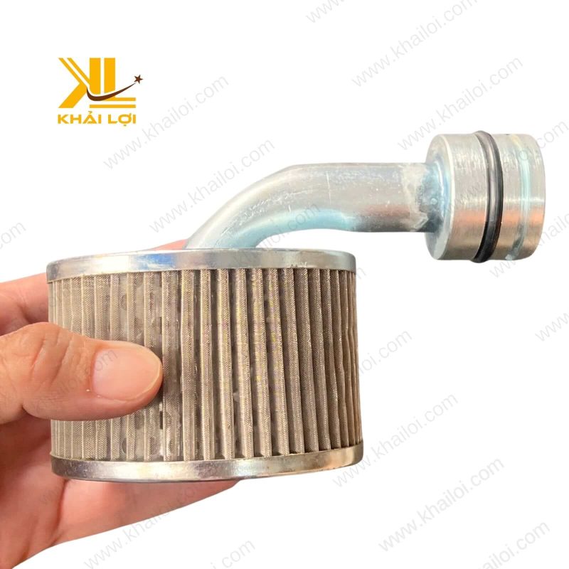 Hình ảnh sản phẩm Lọc hồi nhớt xe nâng trong tay người sử dụng, minh họa kích thước thực tế.
