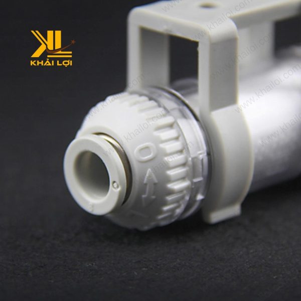 Chi tiết cận cảnh phần đầu nối khí của Lọc hút chân không 2 đầu ống khí ZFC
