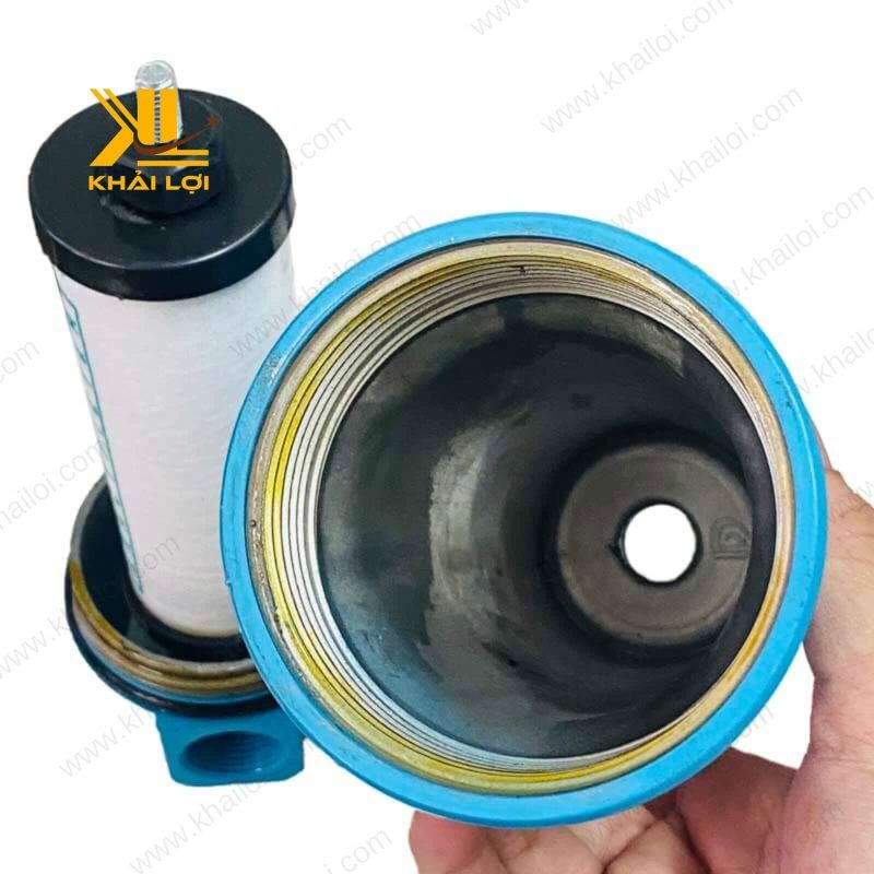 Ảnh cận cảnh phần ren kết nối của Lọc khí lớn nguồn máy khí nén, chi tiết kỹ thuật tinh xảo.