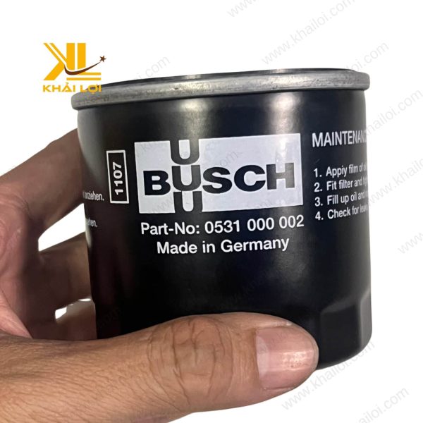 Hình ảnh Lọc nhớt máy hút chân không BUSCH trong tay người sử dụng, minh họa kích thước thực tế.