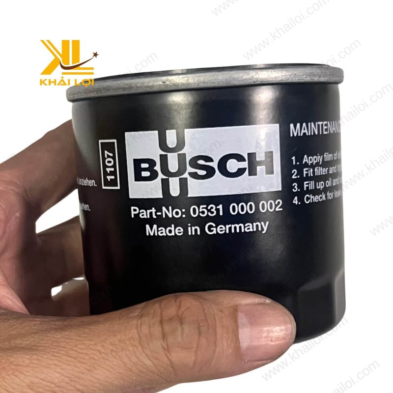Hình ảnh Lọc nhớt máy hút chân không BUSCH trong tay người sử dụng, minh họa kích thước thực tế.