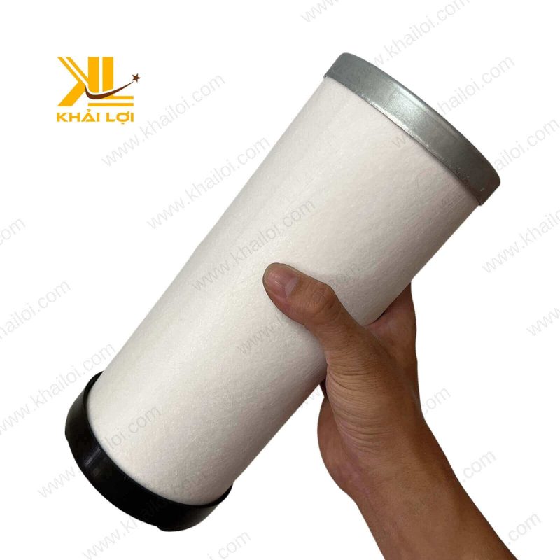 Hình ảnh Lọc tách nhớt máy khí nén Hitachi Samfam trên tay người sử dụng để so sánh kích thước.