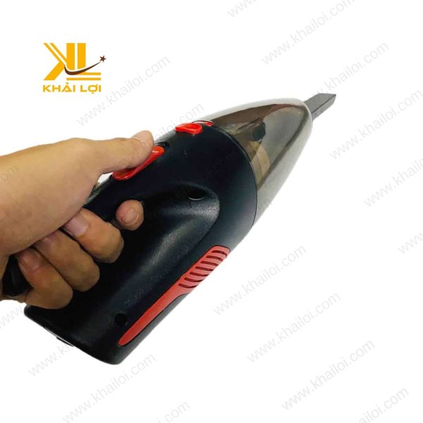 Máy hút bụi cầm tay chụp từ góc nghiêng, làm nổi bật chi tiết các nút điều khiển.