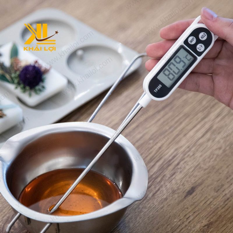 Nhiệt kế TP300 được chụp trong môi trường đo nhiệt độ thực tế.