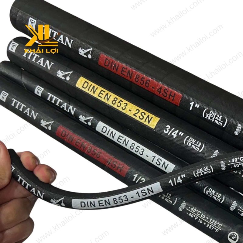 Bề mặt trong của ống thủy lực Titan trơn nhẵn để giảm ma sát dòng chảy.