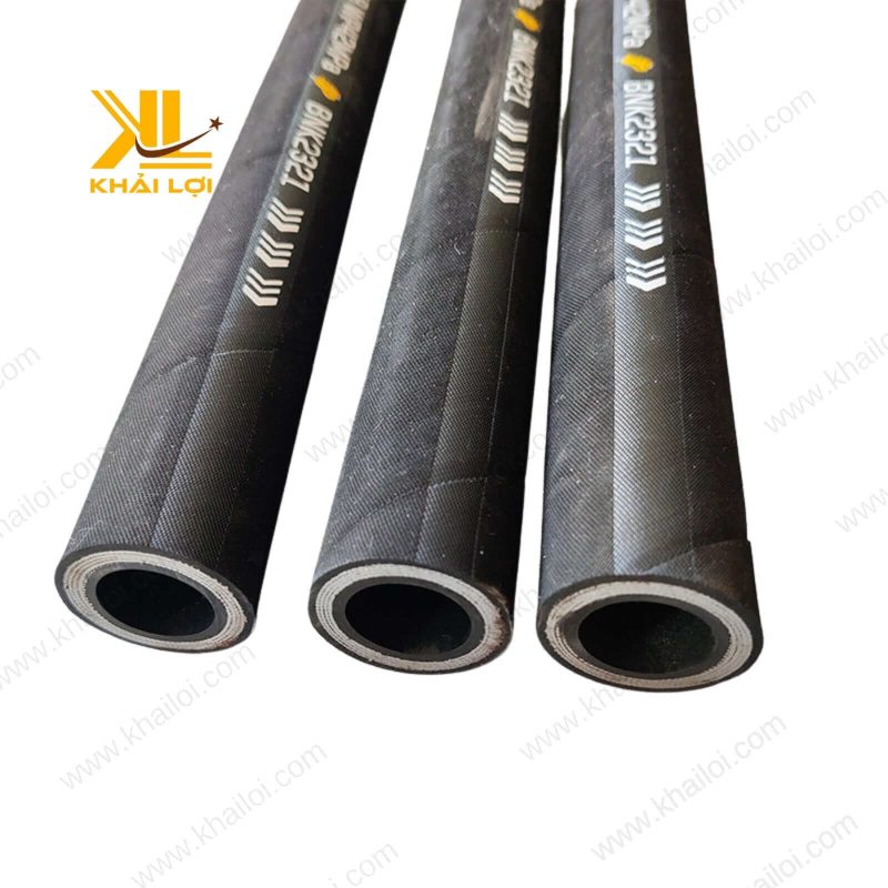 Lớp gia cố bằng thép bện cường độ cao, yếu tố tạo nên khả năng chịu áp lực của ống Titan.