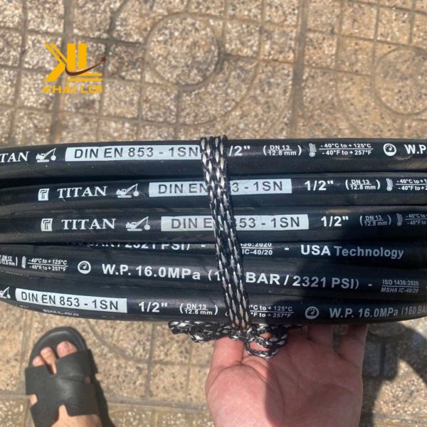 Một cuộn ống thủy lực Titan 2 lớp thép được xếp gọn gàng tại kho Khải Lợi.