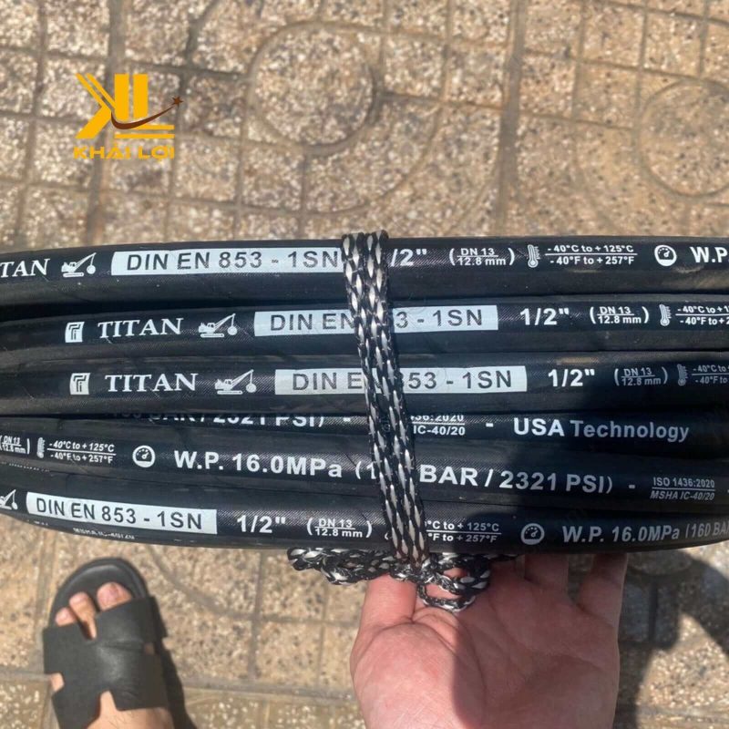 Một cuộn ống thủy lực Titan 2 lớp thép được xếp gọn gàng tại kho Khải Lợi.