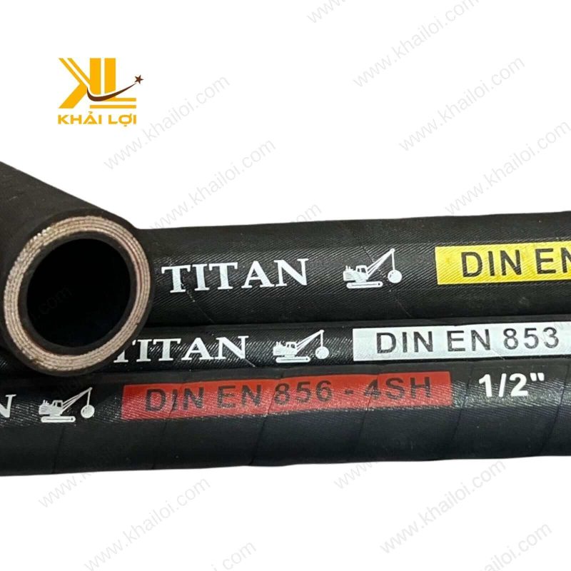 Cận cảnh lớp vỏ ngoài cao su tổng hợp chống mài mòn của ống thủy lực Titan.