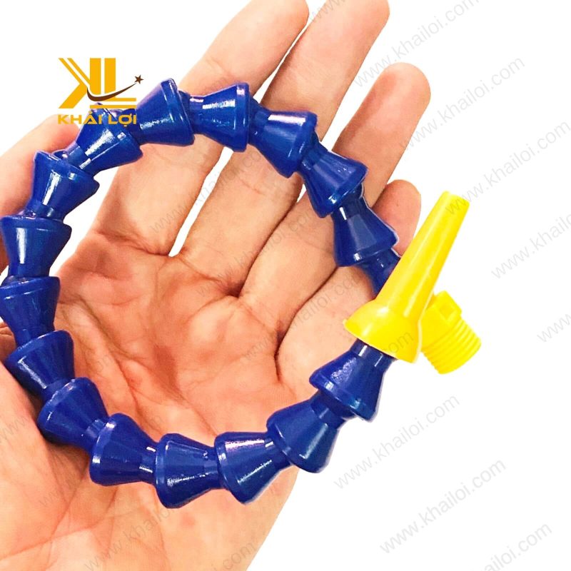 Ống tưới nguội làm mát máy tiện trong cơ khí.