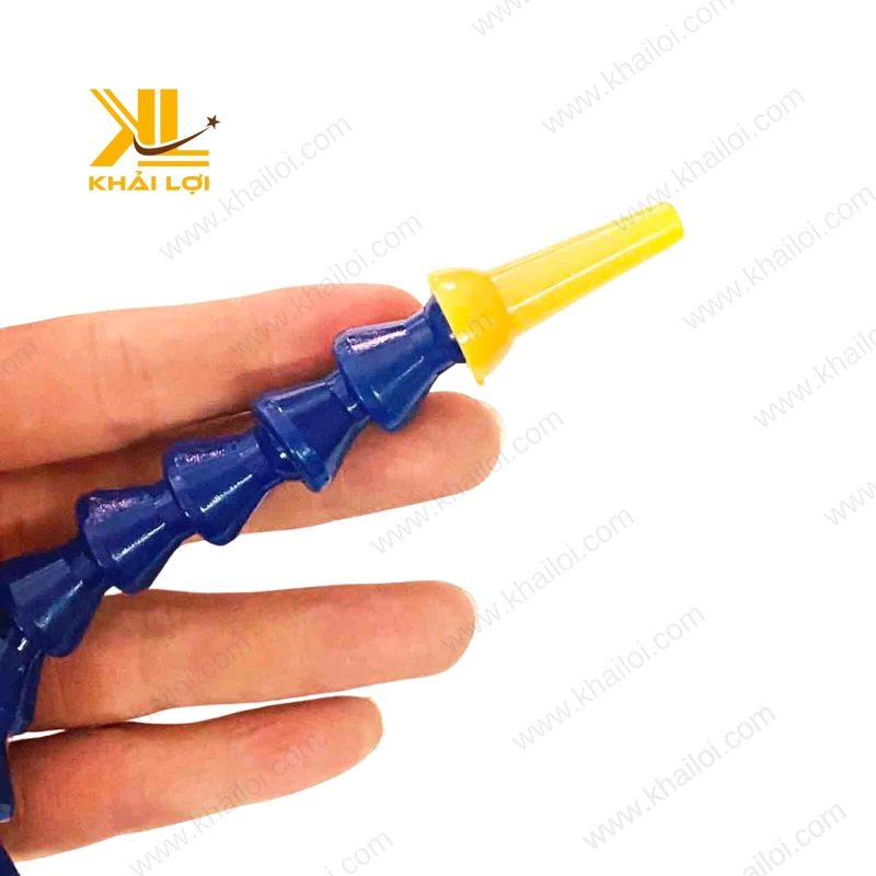 Hình ảnh cận cảnh đầu vòi dẹp của ống tưới nguội.