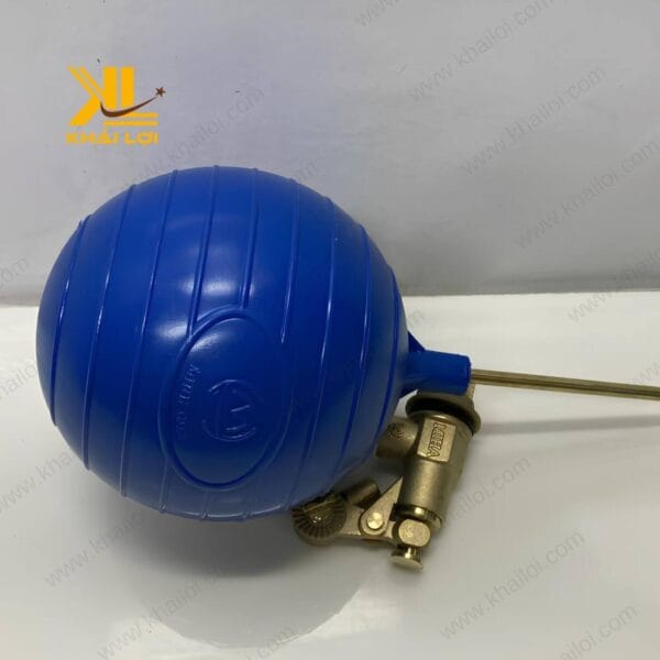 Góc chụp nghiêng của phao đồng Việt Nam, làm nổi bật phần van kết nối chắc chắn