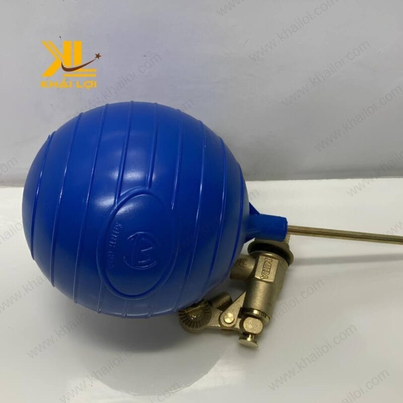 Góc chụp nghiêng của phao đồng Việt Nam, làm nổi bật phần van kết nối chắc chắn