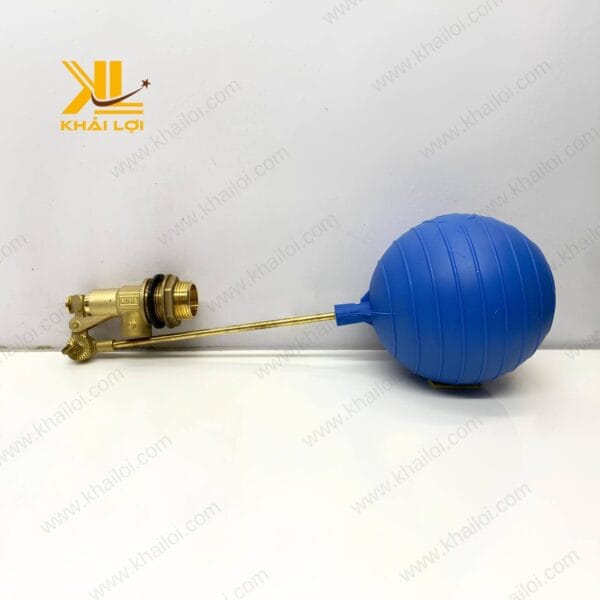 Cận cảnh bề mặt sáng bóng của phao đồng Việt Nam, thể hiện sự hoàn thiện tinh xảo.