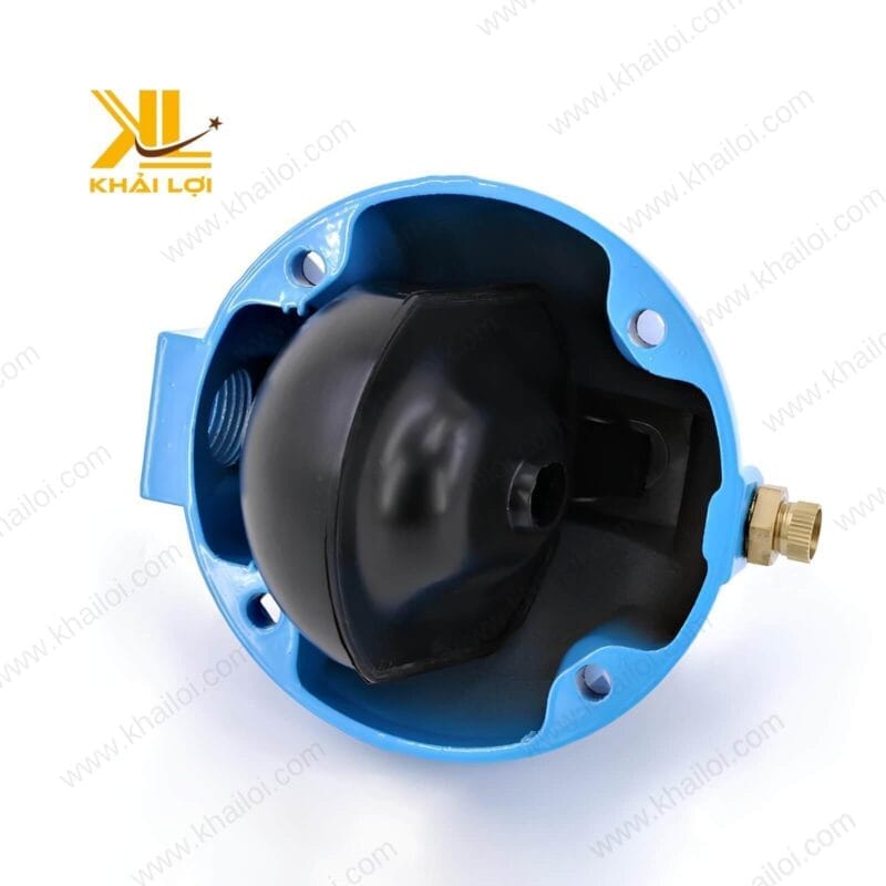 Góc chụp nghiêng của phao xả nước khí nén, nhấn mạnh chi tiết mối nối và thiết kế chính xác