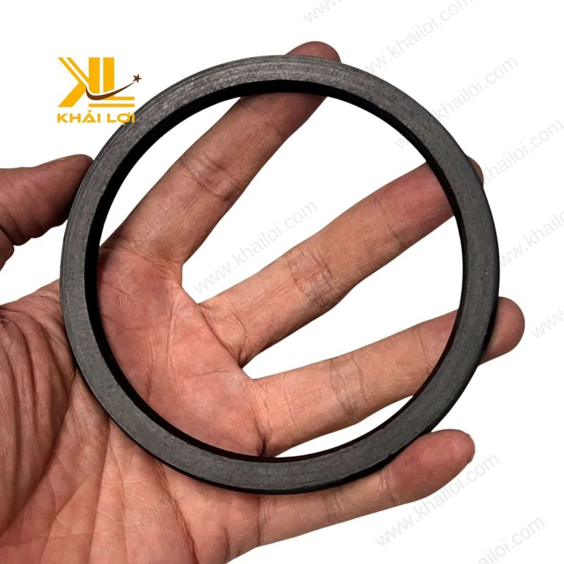 Cận cảnh Phốt PTFE Đen với thiết kế tròn và bề mặt mịn.