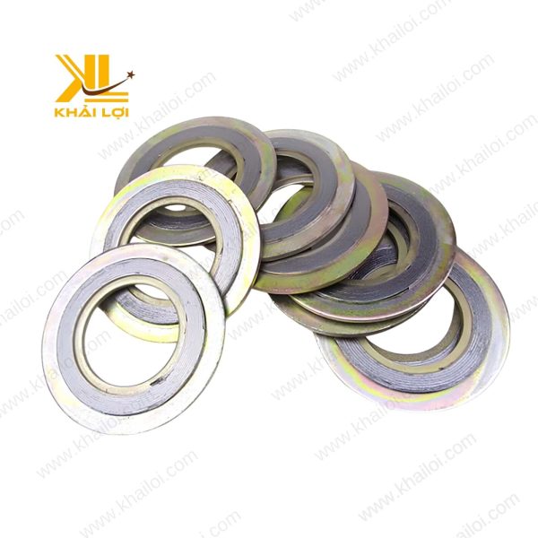 Hình ảnh Ron Chì 3 Lớp 10K chụp trên nền trắng tinh khôi.