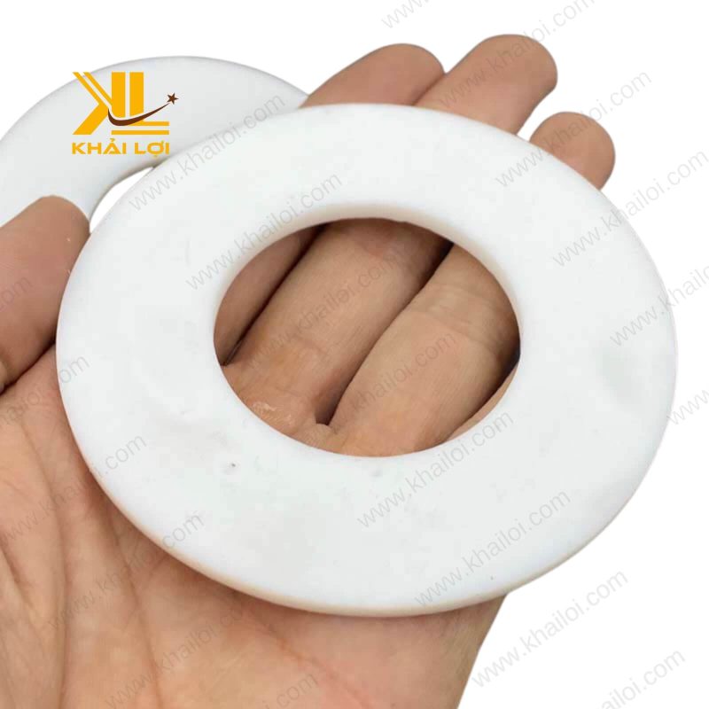 Hình ảnh mô phỏng ron mặt bích TEFLONG PTFE 10K được lắp đặt trên đường ống công nghiệp.