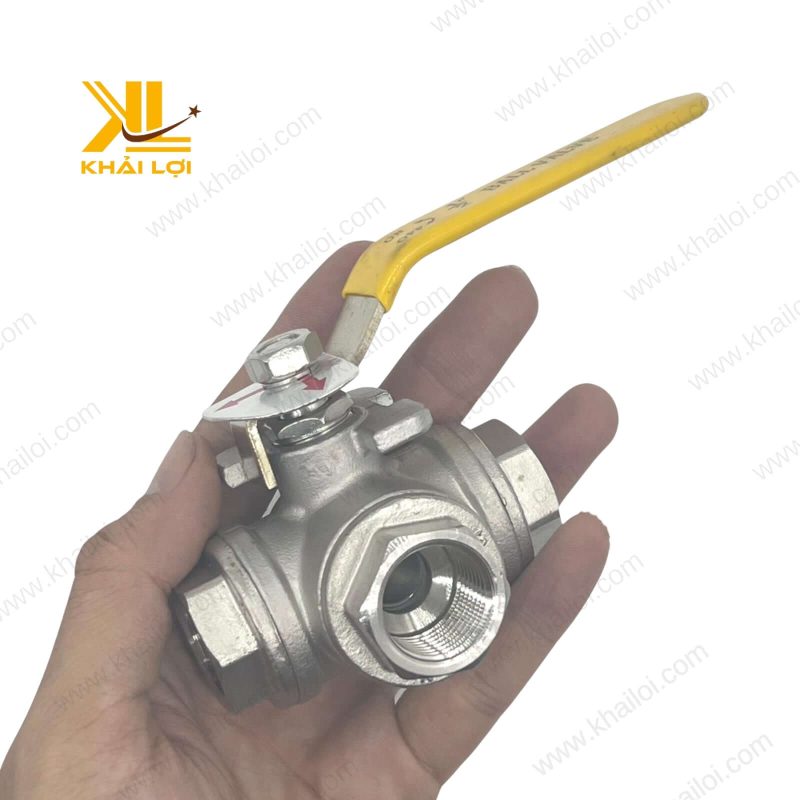 Hình ảnh thực tế van bi ba ngã inox 304 với kết nối ren do Khải Lợi phân phối.