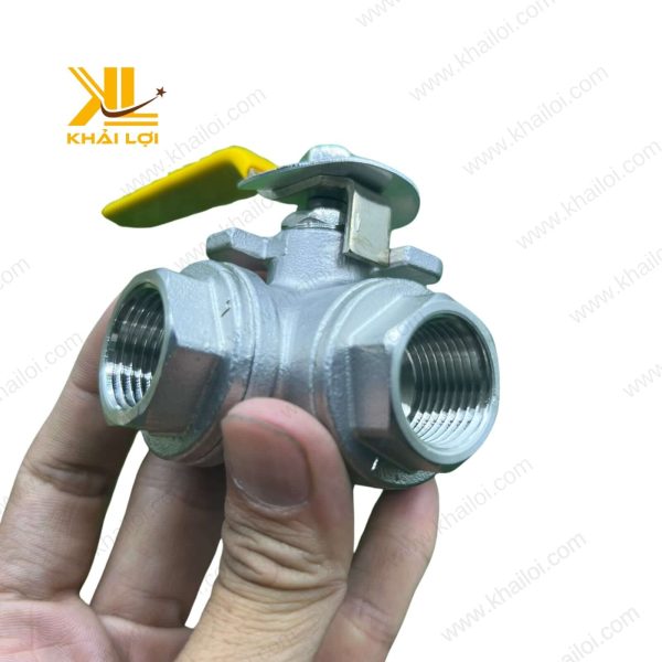 Van bi ba ngã inox 304 được lắp đặt trong hệ thống đường ống nhà máy hóa chất.