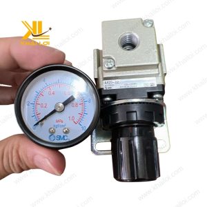 Van chỉnh áp AR SMC với núm điều chỉnh áp suất chính xác, phù hợp cho các hệ thống khí nén.