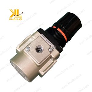 Cận cảnh mặt trước của van chỉnh áp AR SMC, hiển thị rõ các thông số trên thân van.
