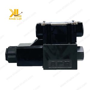 Cận cảnh cuộn coil điện 220VAC của van SAINTFON DSG, có vỏ bảo vệ chống bụi và nước.