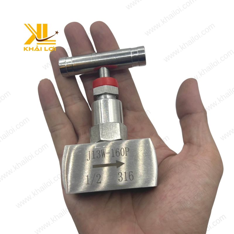 Cận cảnh Van Kim Inox Tay Ngang, tay điều chỉnh dễ thao tác.