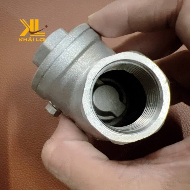 Van 1 chiều lá inox 304 được làm từ thép không gỉ, đảm bảo tuổi thọ lâu dài.