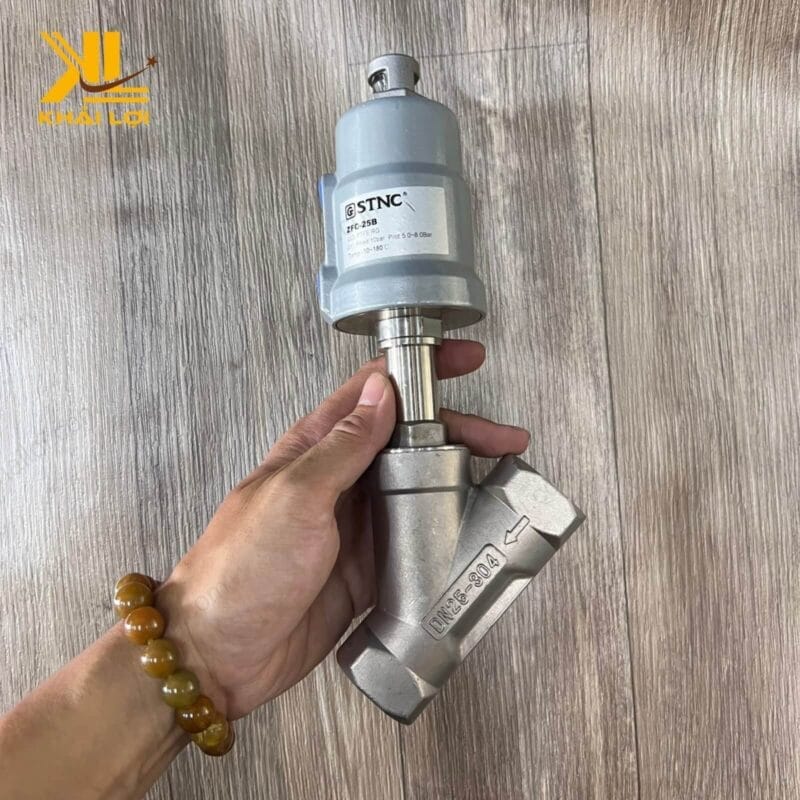 Thân van xiên STNC ZFC, nổi bật với thiết kế chắc chắn và các kết nối tiêu chuẩn BSPP hoặc NPT